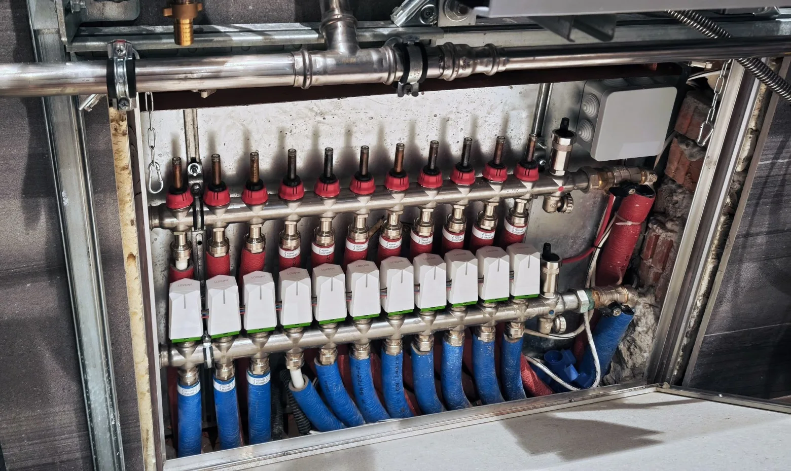 Приводы Loxone Valve Actuator на коллекторе