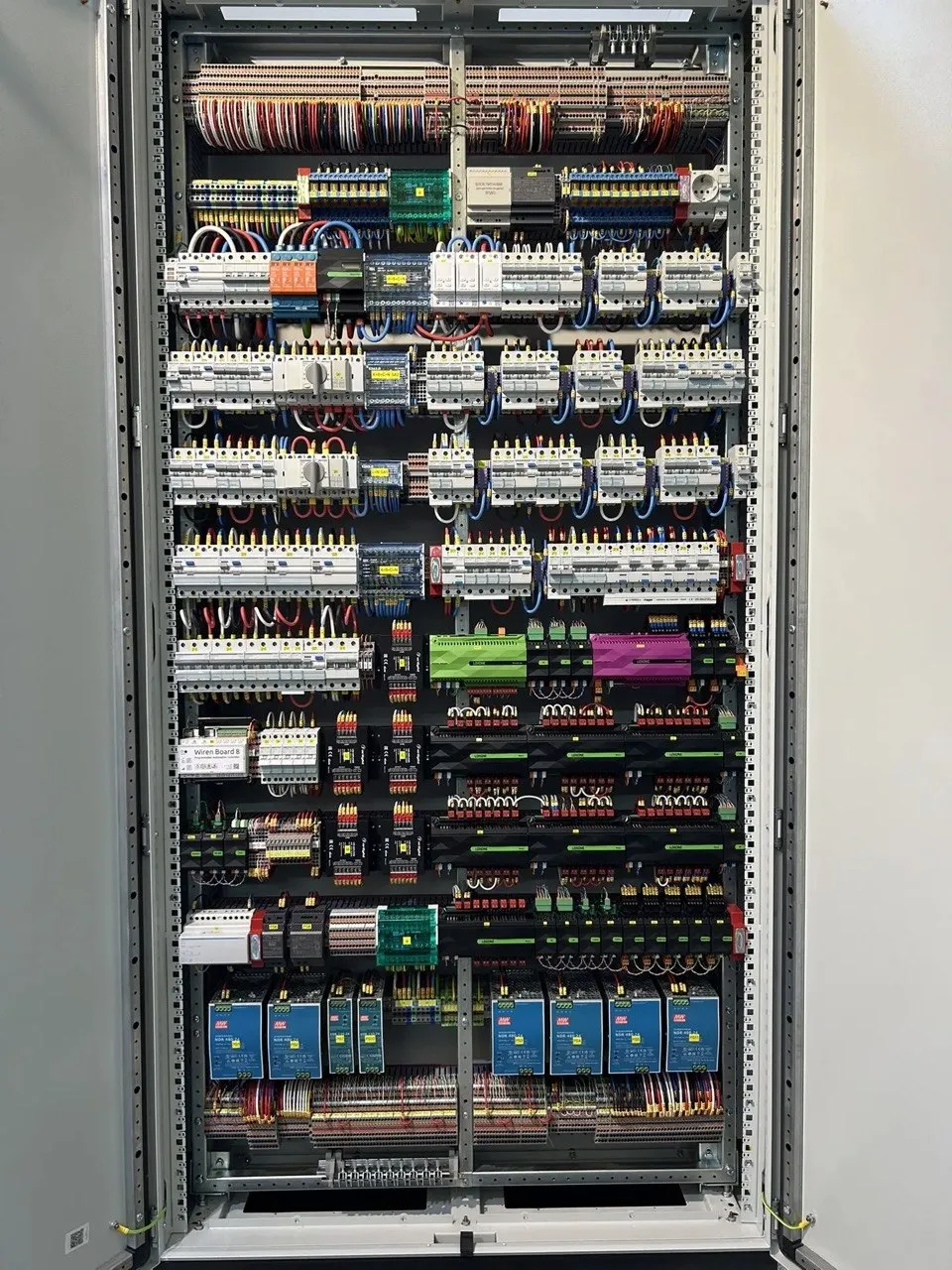 Напольный шкаф: силовая часть, Loxone Miniserver, Audioserver, Wiren Board 8