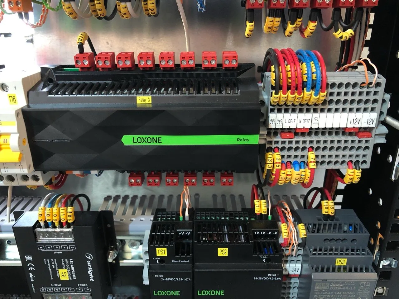Loxone Relay Extension и клеммы питания 12 В