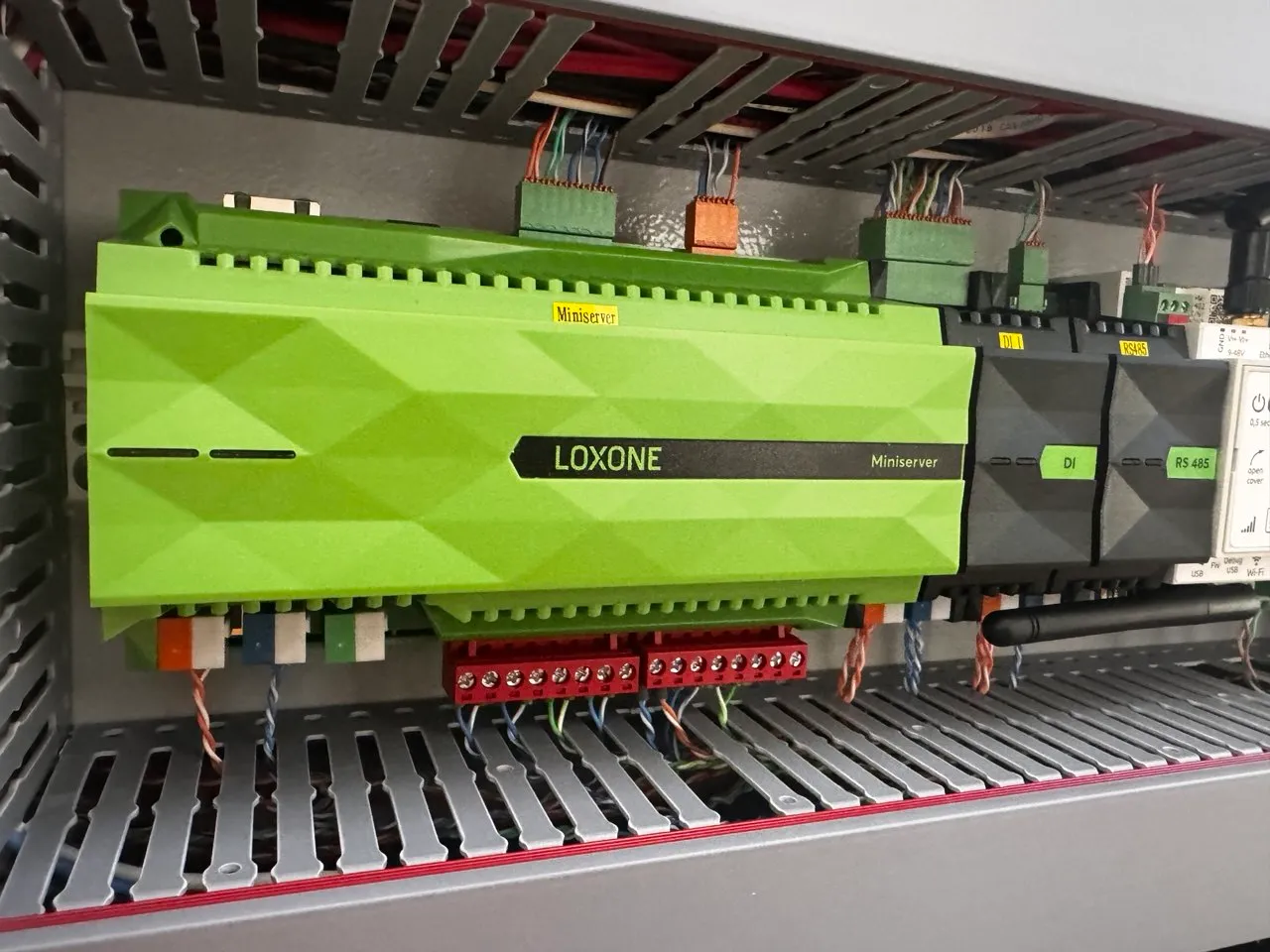 Loxone Miniserver в шкафу