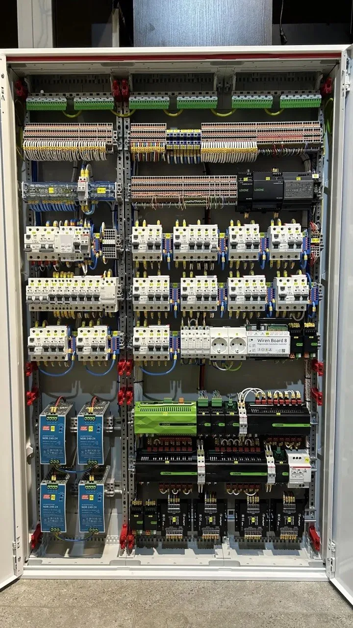 Шкаф: Loxone Miniserver, Wiren Board 8, четыре блока питания NDR-240